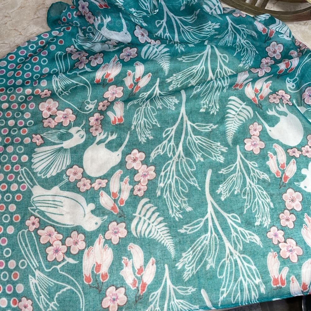 Pretty Parrs Lightweight Thin Material Green Scarf New Zealand Bird Floral